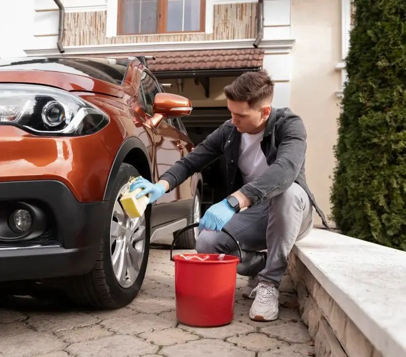 Lavage auto à domicile Caëstre : professionnel intervenant sur un véhicule